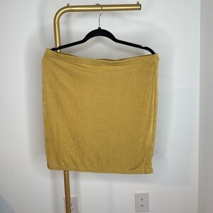 Cute and fun PLT mini skirt never worn. Beautiful gold color size 14.